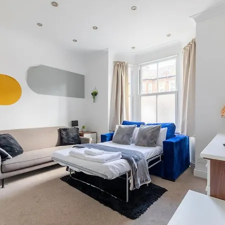Spacious 1Bd Flat 10 Mins From Battersea Park!